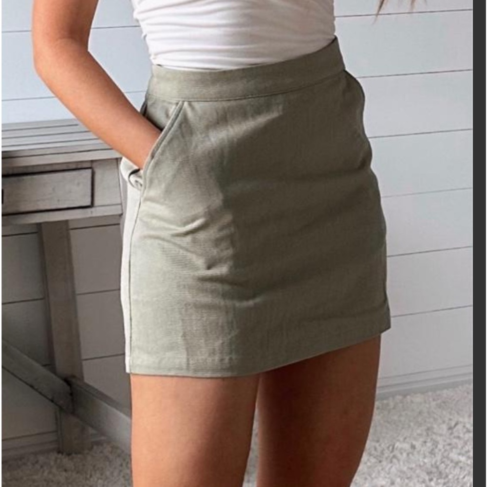 Skort fitted with no stretch A line style lined pockets back zipper